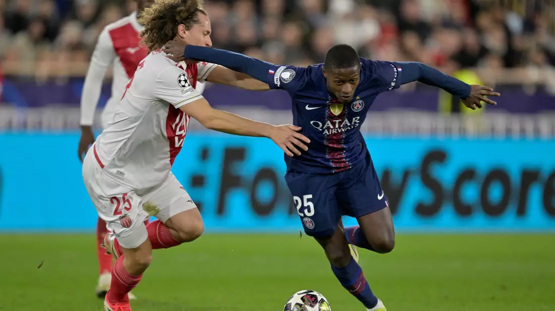 Nuno Mendes (r) von Paris Saint-Germain und Monacos Wout Faes kämpfen um den Ball. - Bild: Philippe Magoni/AP/dpa