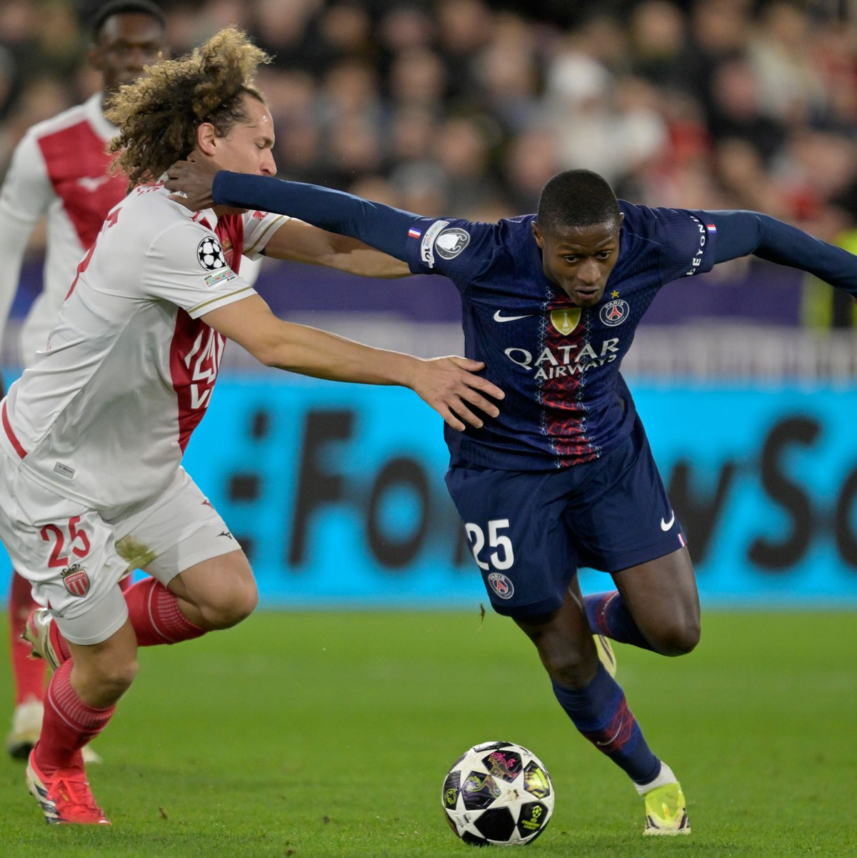 Nuno Mendes (r) von Paris Saint-Germain und Monacos Wout Faes kämpfen um den Ball. - Foto: Philippe Magoni/AP/dpa