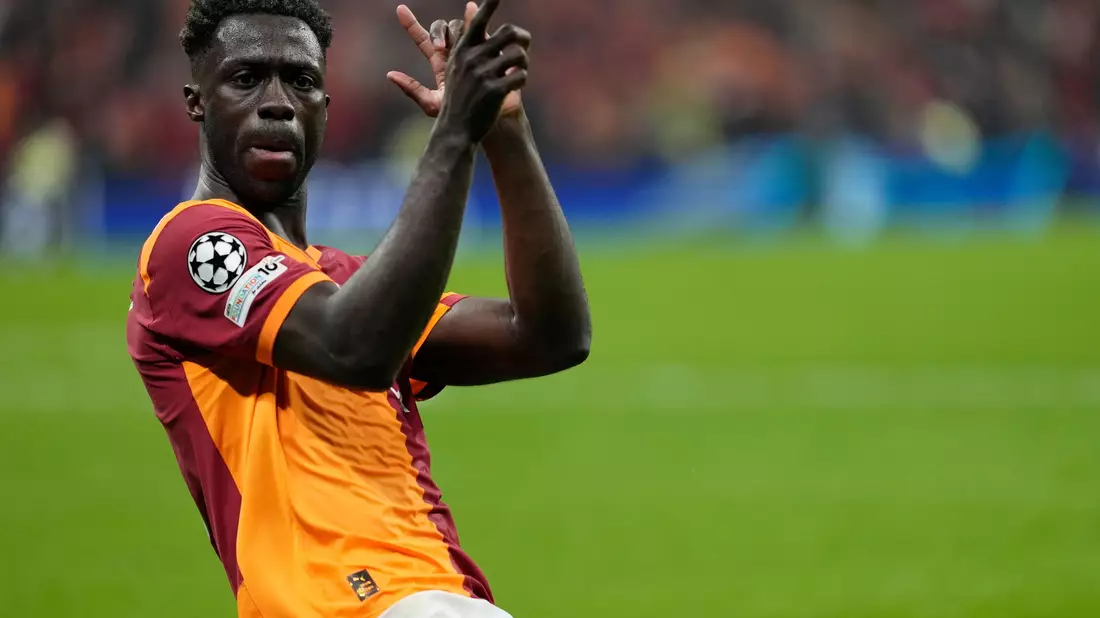 Davinson Sanchez jubelt über seinen Treffer für Galatasaray Istanbul. - Bild: Khalil Hamra/AP/dpa