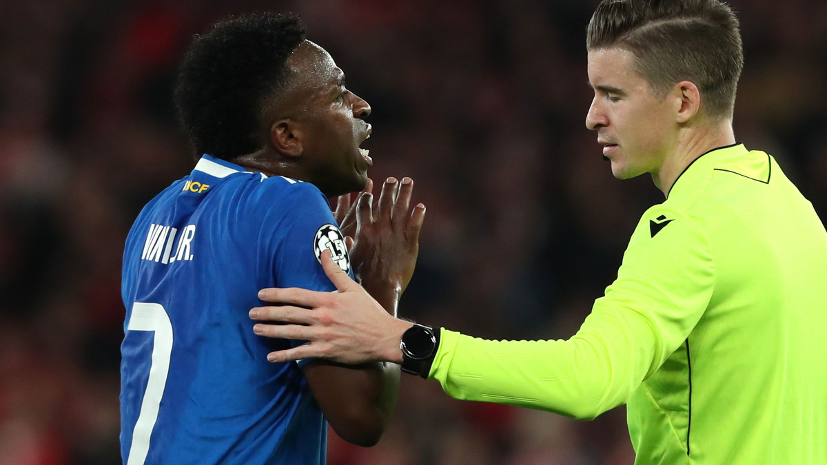 Real Madrids Vinícius Junior im Gespräch mit Schiedsrichter Francois Letexier. - Foto: Pedro Rocha/AP/dpa
