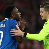 Real Madrids Vinícius Junior im Gespräch mit Schiedsrichter Francois Letexier. - Foto: Pedro Rocha/AP/dpa