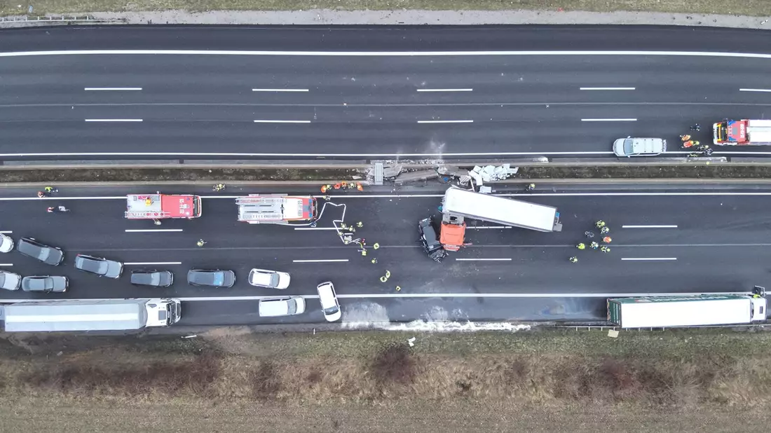 POL-HI: Schwerer Verkehrsunfall unter Beteiligung von 2 LKW und 2 PKW und anhaltender Vollsperrung der BAB 7 in Fahrrichtung Kassel - Bild: presseportal.de