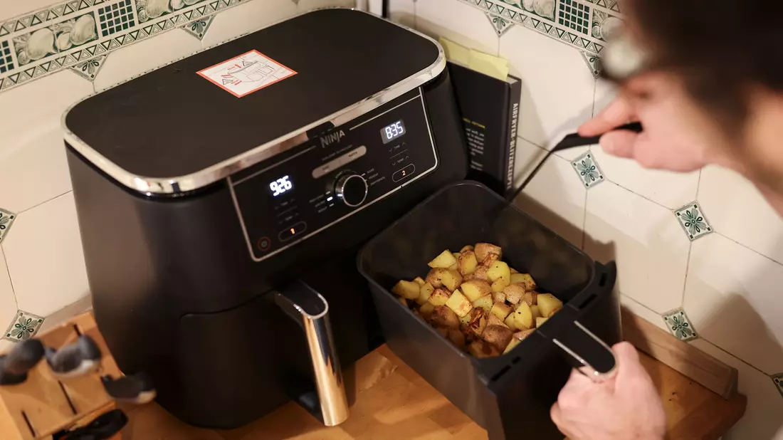 Ist der Korb befüllt, kann der Airfryer gestartet werden. - Bild: Christian Charisius/dpa