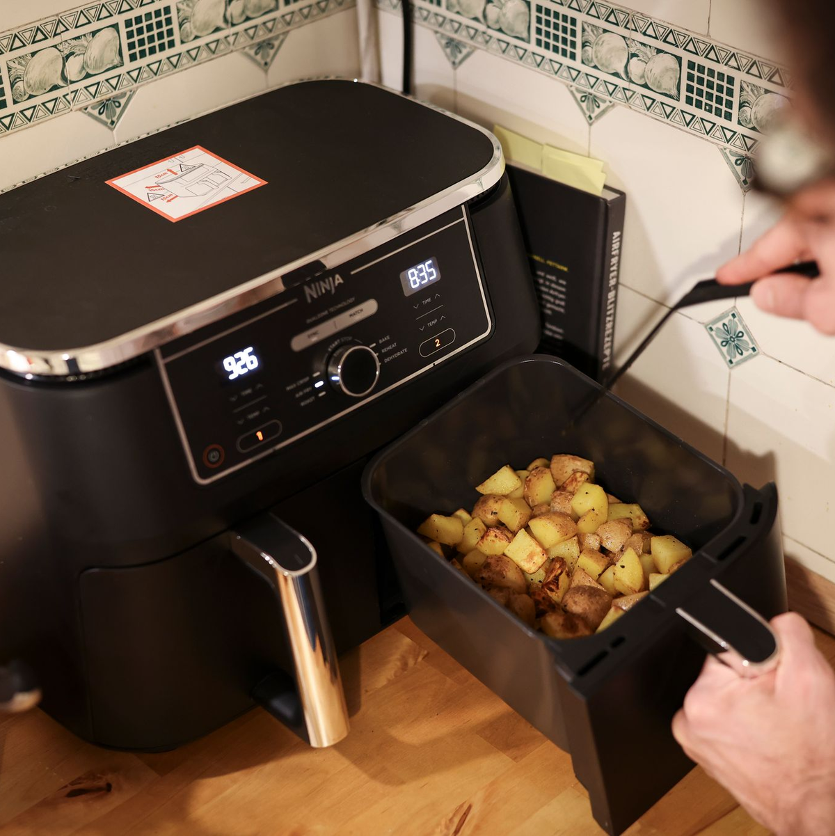 Ist der Korb befüllt, kann der Airfryer gestartet werden. - Foto: Christian Charisius/dpa
