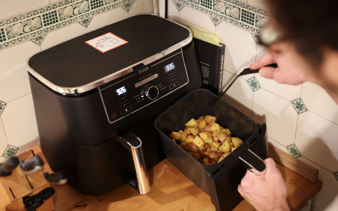 Ist der Korb befüllt, kann der Airfryer gestartet werden. - Foto: Christian Charisius/dpa