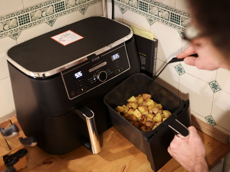 Ist der Korb befüllt, kann der Airfryer gestartet werden. - Foto: Christian Charisius/dpa