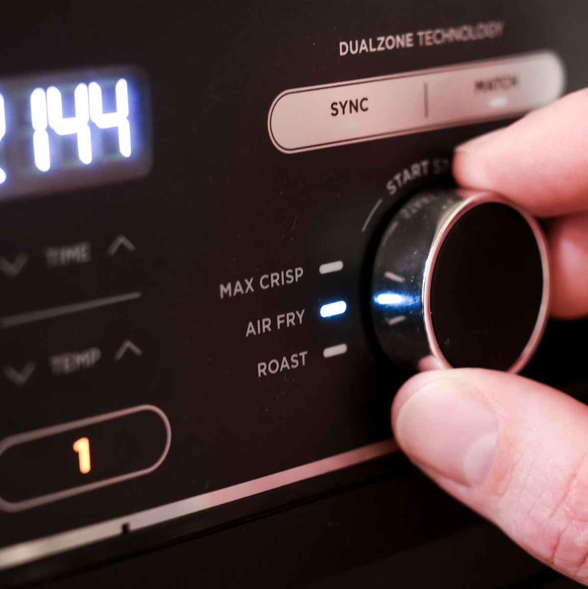 Viele Verbraucher loben die einfache Bedienung und die vielseitigen Einsatzmöglichkeiten des Airfryers. - Foto: Christian Charisius/dpa