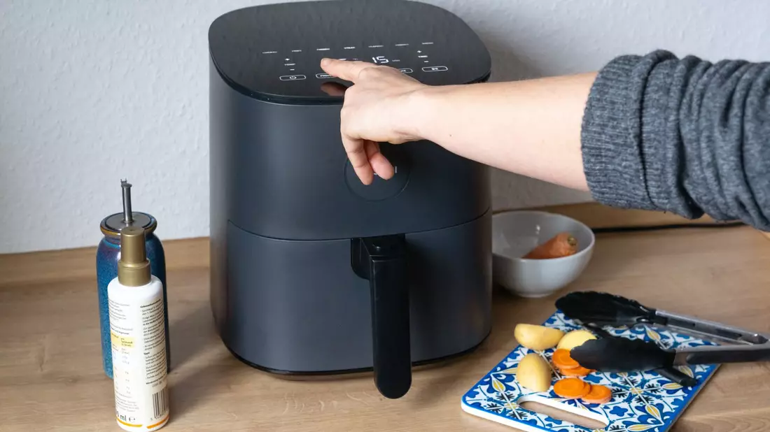 In vielen deutschen Küchen hat der Airfryer inzwischen seinen festen Platz. - Bild: Georg-Friedrich Moritz/dpa