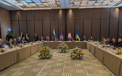 Russische Staatsmedien beschrieben die Verhandlungsatmosphäre als «sehr angespannt». - Foto: -/Ukrainian National Security and Defense Council press office/AP/dpa