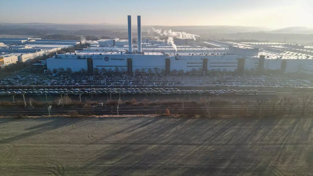 Die Elektromobilität spielt eine wichtige Rolle für die Autobauer in Ostdeutschland.  - Bild: Jan Woitas/dpa