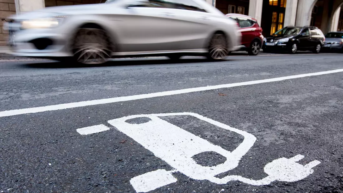 Im Alltagsbetrieb auf der Straße sind Plug-in-Hybride laut Fraunhofer ISI deutlich durstiger als auf dem Papier. (Archivbild) - Bild: Julian Stratenschulte/dpa/dpa-tmn
