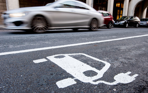 Im Alltagsbetrieb auf der Straße sind Plug-in-Hybride laut Fraunhofer ISI deutlich durstiger als auf dem Papier. (Archivbild) - Foto: Julian Stratenschulte/dpa/dpa-tmn