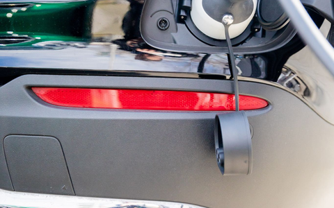 Ladekabel und Auspuff: Das muss ein Plug-in-Hybrid sein. (Archivbild) - Foto: Christoph Soeder/dpa