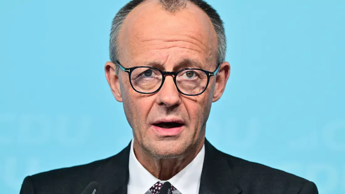 Merz befürwortet Social-Media-Verbot für Kinder. (Archivbild) - Bild: Sebastian Christoph Gollnow/dpa