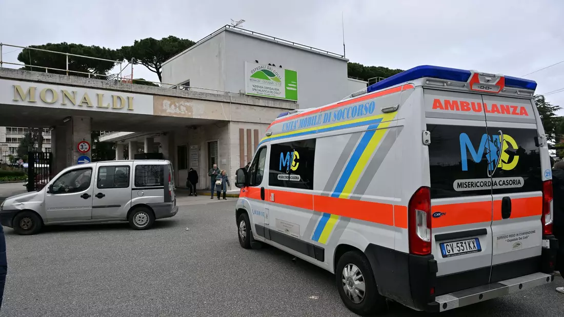 Der kleine Junge wird in der Monaldi-Klinik von Neapel behandelt. - Bild: Felice De Martino/IPA via ZUMA Press/dpa