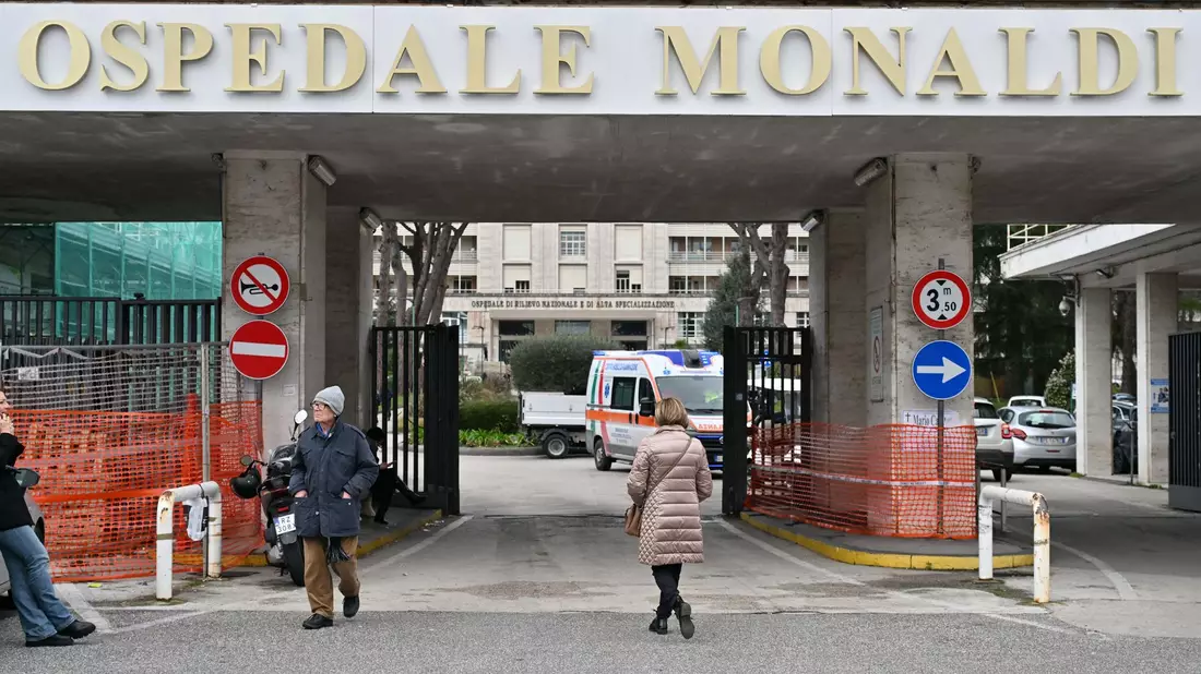 Das Schicksal des kleinen Jungen in der Monaldi-Klinik bewegt ganz Italien.  - Bild: Felice De Martino/IPA via ZUMA Press/dpa