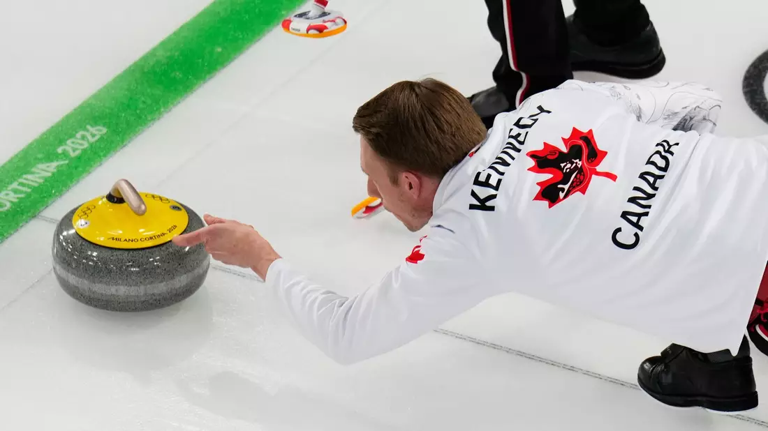 Doppelberührungen des Steins sind im Curling verboten. (Archivbild) - Bild: David J. Phillip/AP/dpa