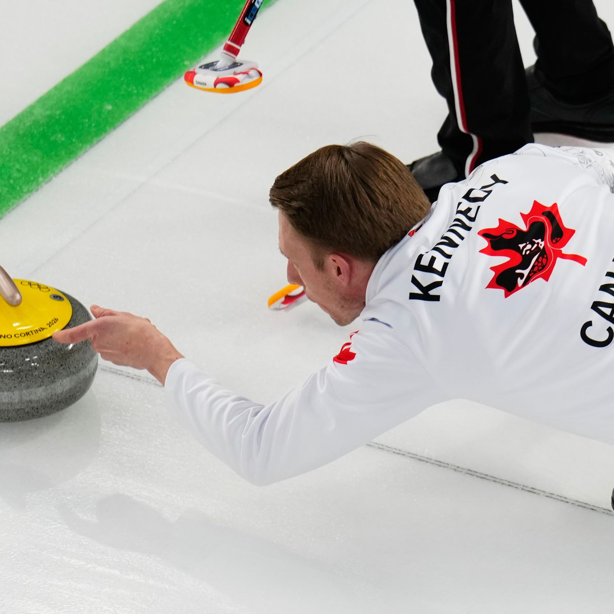 Doppelberührungen des Steins sind im Curling verboten. (Archivbild) - Foto: David J. Phillip/AP/dpa