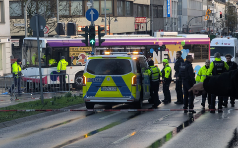 Der schwere Unfall passierte beim Mönchengladbacher Veilchendienstagszug.  - Foto: Michael Pollert/dpa