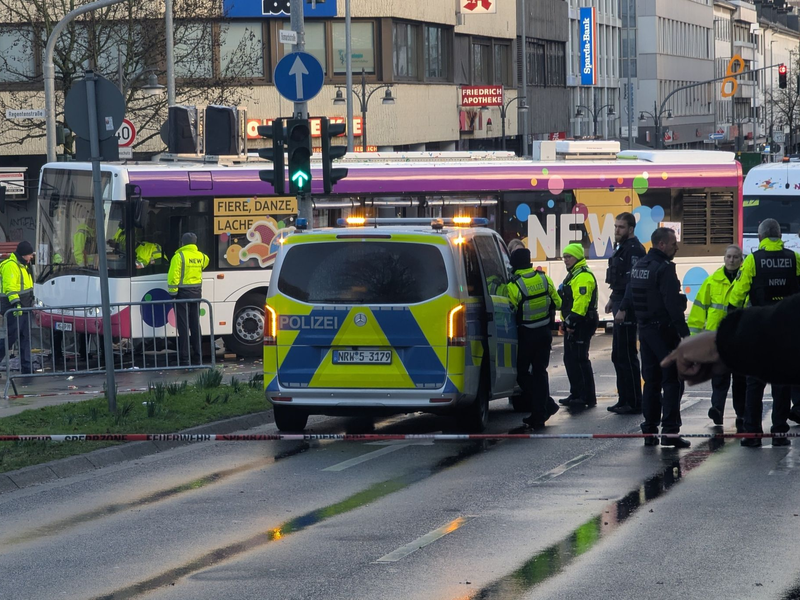 Der schwere Unfall passierte beim Mönchengladbacher Veilchendienstagszug.  - Foto: Michael Pollert/dpa