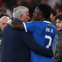 Benfica-Trainer José Mourinho (l) und Vinicius Jr. von Real Madrid äußerten sich zum mutmaßlichen Rassismus-Vorfall. - Foto: Pedro Rocha/AP/dpa