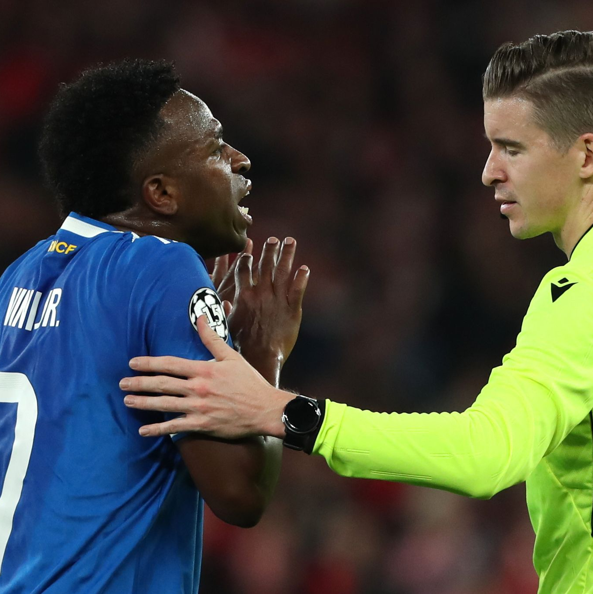 Real Madrids Vinícius Junior im Gespräch mit Schiedsrichter Francois Letexier. - Foto: Pedro Rocha/AP/dpa