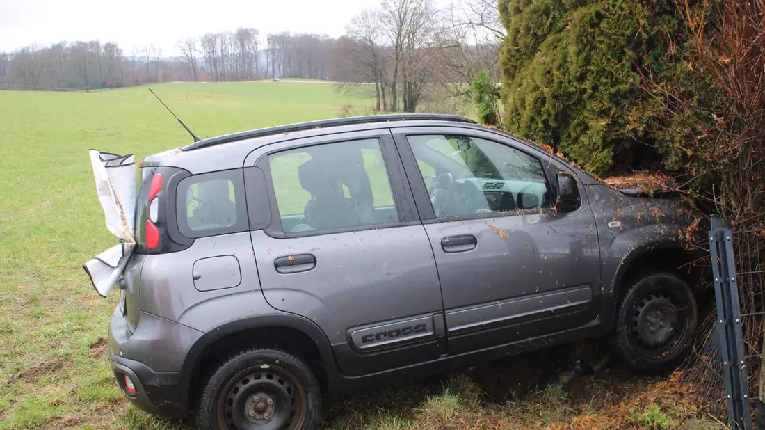 POL-RBK: Overath - Pkw-Fahrer kollidiert mit Strommast und schwebt in Lebensgefahr - Bild: presseportal.de