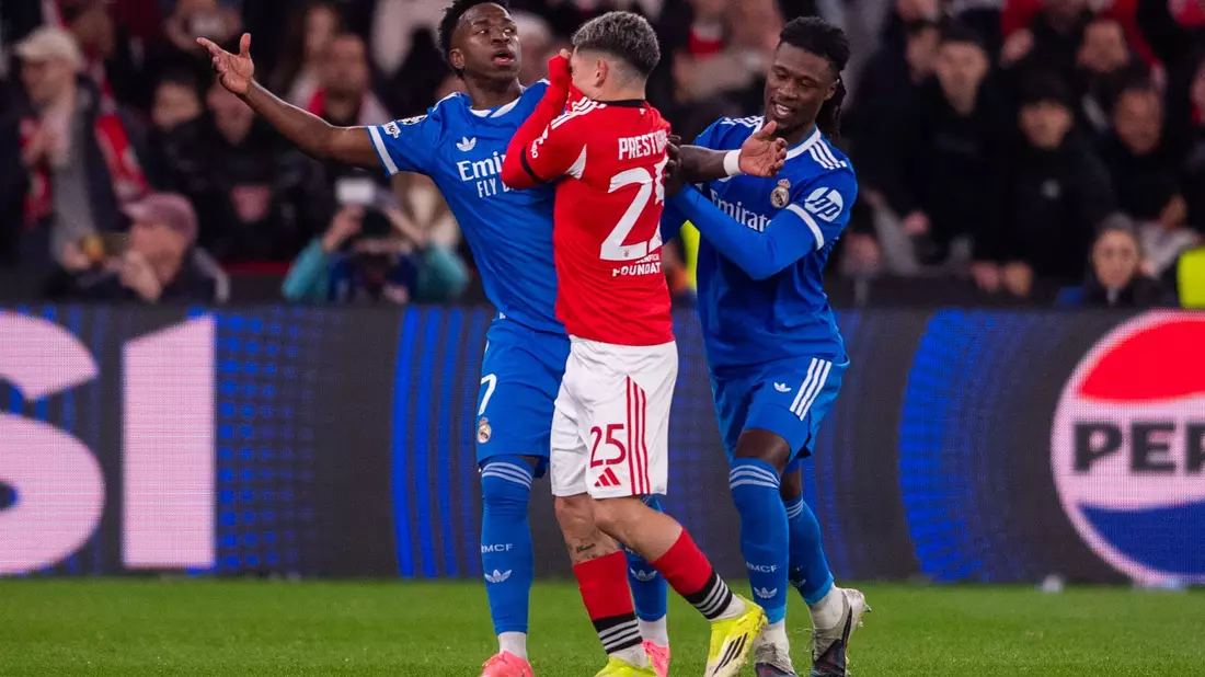 Vinicius Junior (l) von Real Madrid warf Gianluca Prestianni (M) von Benfica Lissabon vor, ihn rassistisch beleidigt zu haben. - Bild: Miguel Lemos/ZUMA Press Wire/dpa