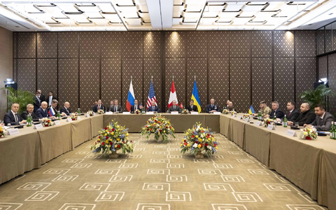 Die Delegationen aus der Ukraine, Russland und den USA sind erneut zusammengekommen.  - Foto: Beatrice Devenes/The Swiss Federal Department of Foreign Affairs/XinHua/dpa