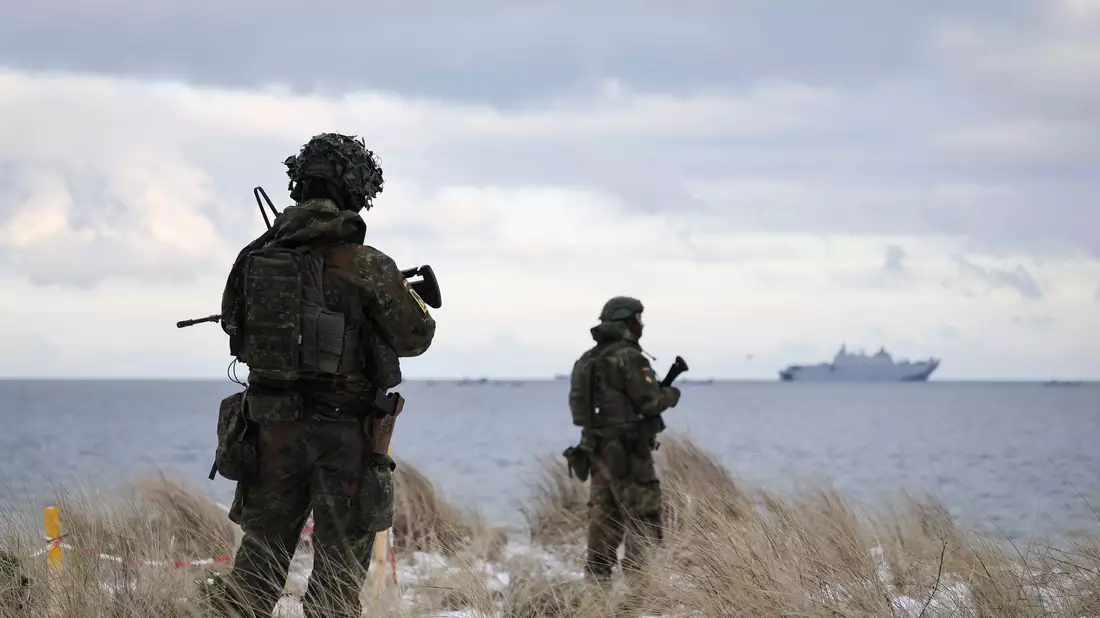 An der amphibischen Anlandung sind nach Nato-Angaben 15 Schiffe mit 2.600 Soldaten beteiligt.  - Bild: Christian Charisius/dpa