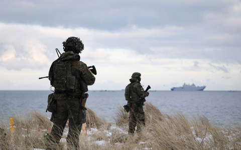 An der amphibischen Anlandung sind nach Nato-Angaben 15 Schiffe mit 2.600 Soldaten beteiligt.  - Foto: Christian Charisius/dpa