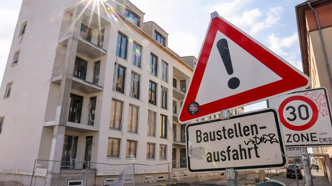 Der erste Anstieg der Baugenehmigungen seit 2021 macht etwas Hoffnung. Allerdings wird nicht jedes Projekt realisiert, weil die Kapazitäten der Baufirmen begrenzt und die Baukosten nach wie vor hoch sind. (Symbolbild) - Bild: Jan Woitas/dpa