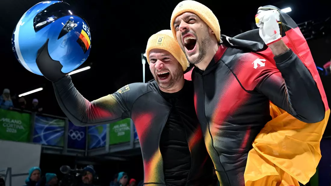 Johannes Lochner (Pilot, l) und Georg Fleischhauer (Deutschland) gewinnen im Zweierbob ihr erstes Olympia-Gold. - Bild: Robert Michael/dpa