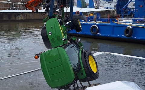 POL-HB: Nr.: 0127 --Streufahrzeug rutscht ins Hafenbecken - Fahrer rettet sich selbst-- - Foto: presseportal.de