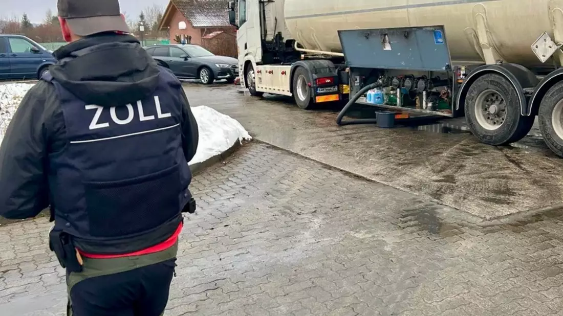 ZOLL-H: ZOLL durchsucht wegen Steuerhinterziehung mit gepanschten Kraftstoffen - Bild: presseportal.de