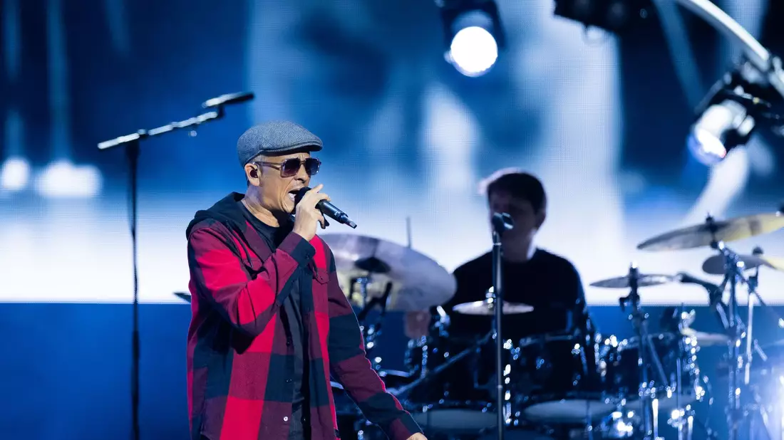 Der umstrittene Soul-Musiker Xavier Naidoo, hat bei einer Demo in Berlin mit Aussagen zu «Menschenfressern» irritiert. (Archivbild) - Bild: Rolf Vennenbernd/dpa