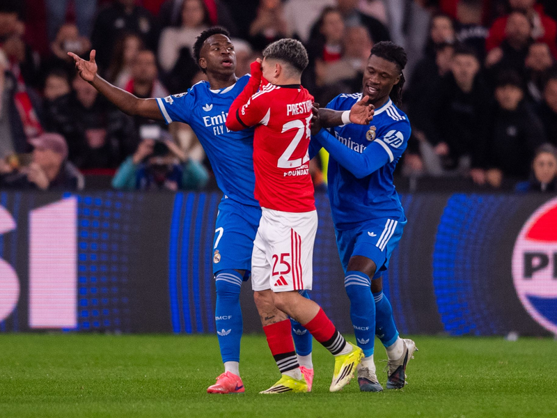 Vinicius Junior (l) von Real Madrid warf Gianluca Prestianni (M) von Benfica Lissabon vor, ihn rassistisch beleidigt zu haben. - Foto: Miguel Lemos/ZUMA Press Wire/dpa