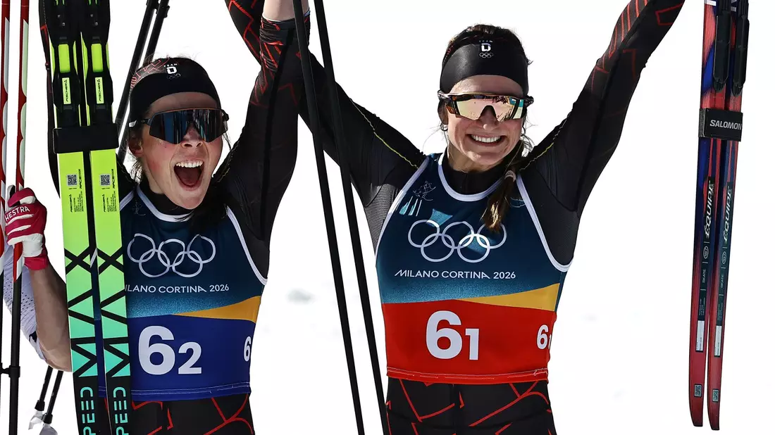 Coletta Rydzek (l) und Laura Gimmler holten die erste Medaille der deutschen Langläuferinnen bei diesen Winterspielen. - Bild: Daniel Karmann/dpa