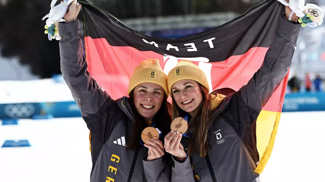 Coletta Rydzek (l) und Laura Gimmler haben die erste Medaille für die deutschen Langläuferinnen bei diesen Winterspielen gewonnen. - Bild: Daniel Karmann/dpa