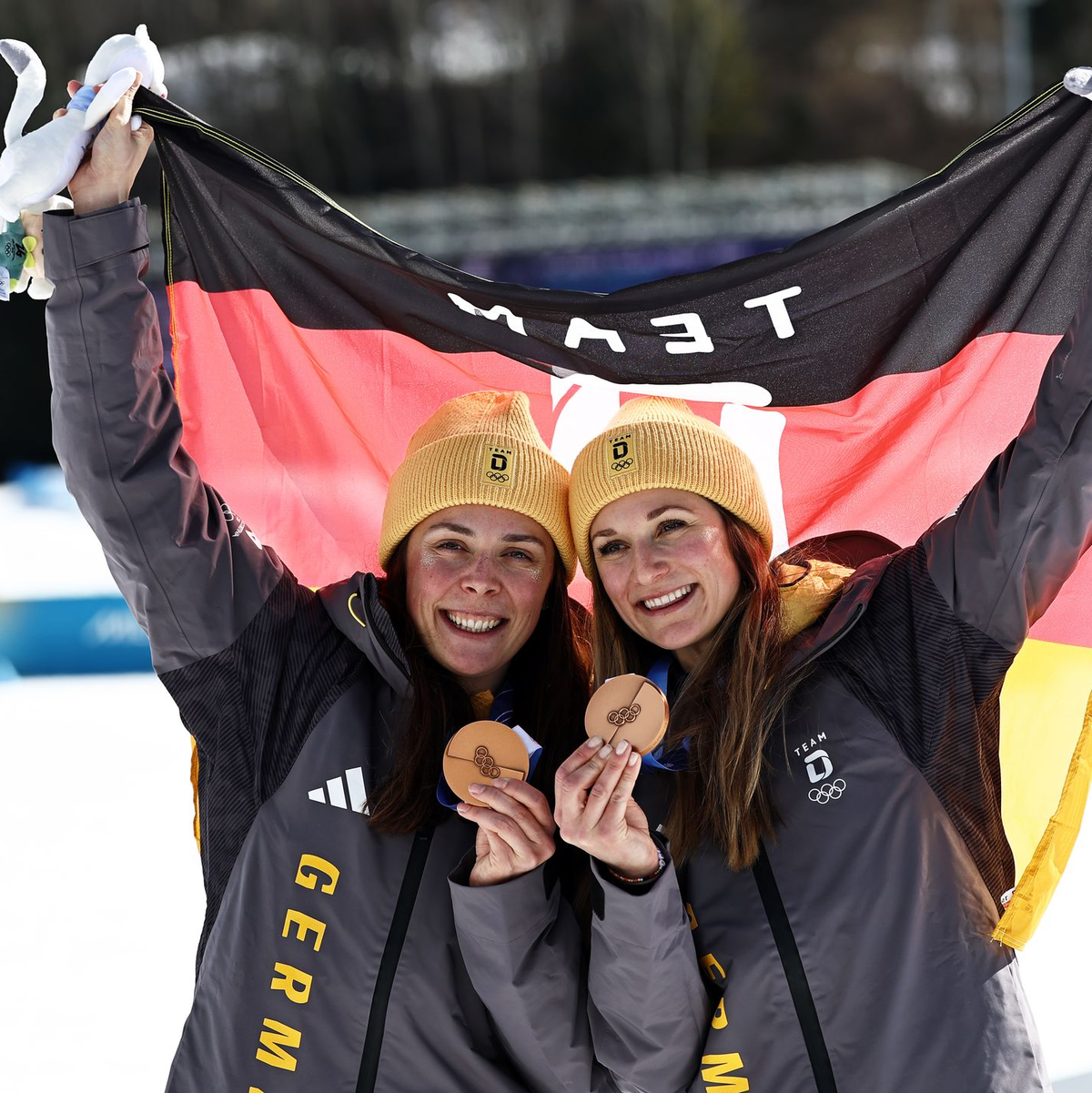 Coletta Rydzek (l) und Laura Gimmler haben die erste Medaille für die deutschen Langläuferinnen bei diesen Winterspielen gewonnen. - Foto: Daniel Karmann/dpa