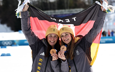 Coletta Rydzek (l) und Laura Gimmler haben die erste Medaille für die deutschen Langläuferinnen bei diesen Winterspielen gewonnen. - Foto: Daniel Karmann/dpa