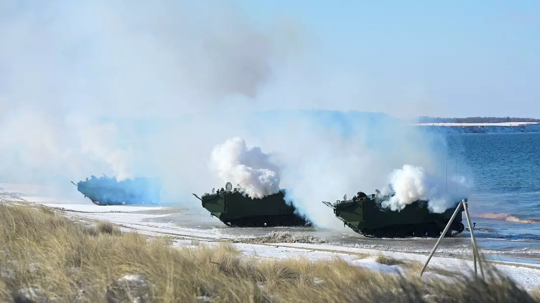 Nach den Tauchern kommen Spezialkräfte auf Schnellbooten an. - Bild: Fabian Bimmer/Reuters/Pool/dpa