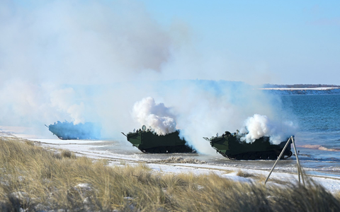 Nach den Tauchern kommen Spezialkräfte auf Schnellbooten an. - Foto: Fabian Bimmer/Reuters/Pool/dpa