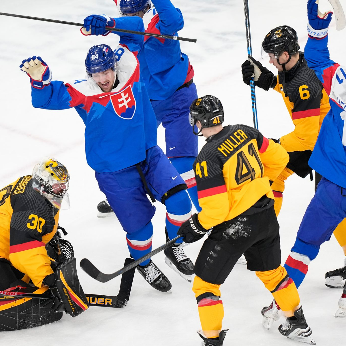 Deutschlands Eishockey-Cracks waren im Olympia-Viertelfinale chancenlos - Foto: Petr David Josek/AP/dpa