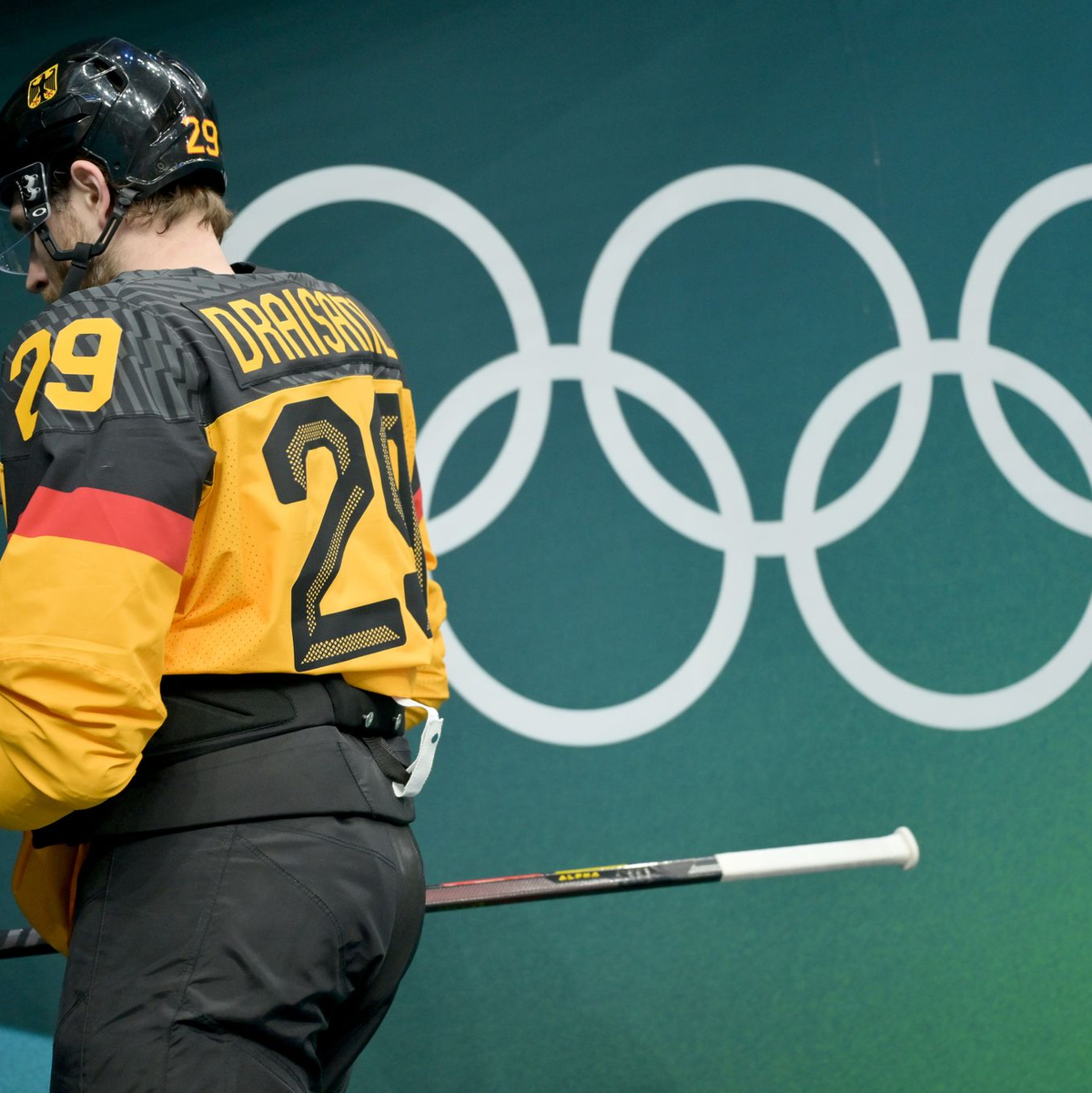 Bitteres Olympia-Aus im Viertelfinale für Deutschlands Fahnenträger Leon Draisaitl - Foto: Peter Kneffel/dpa