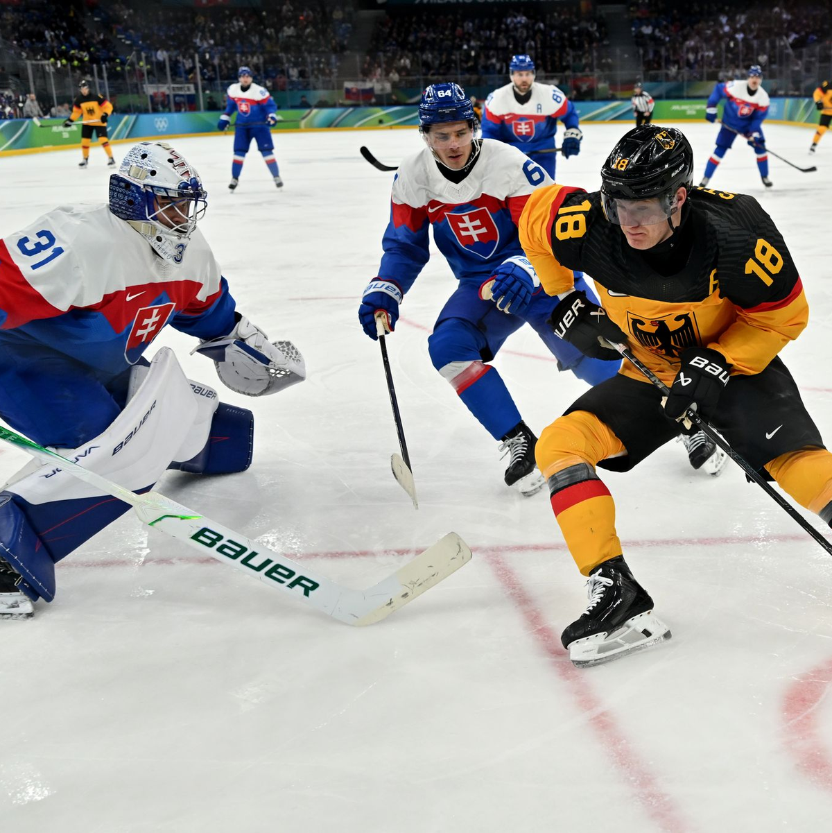 Zu viel lastete im Angriff auf den deutschen NHL-Stars wie Tim Stützle (r). - Foto: Peter Kneffel/dpa