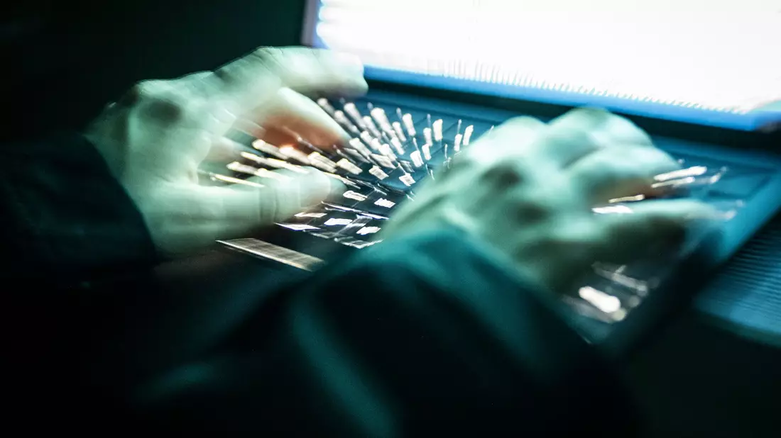 Große Unternehmen wie die Deutsche Bahn sind immer wieder Cyberangriffen ausgesetzt, können diese in der Regel aber abwehren. (Symbolbild) - Bild: Philip Dulian/dpa