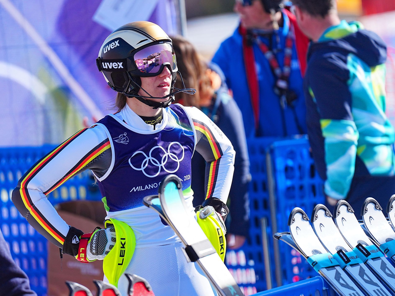 Lena Dürr steht nach ihrem Aus enttäuscht ins Ziel.  - Foto: Michael Kappeler/dpa