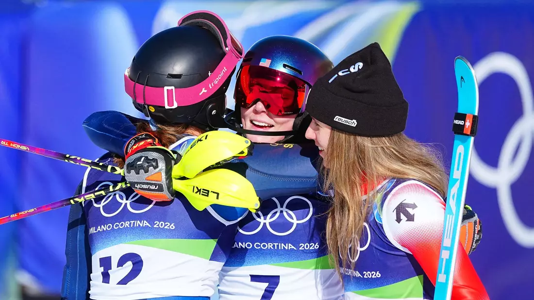 Mikaela Shiffrin (Mitte) bejubelt ihren Triumph mit der Zweitplatzierten Camille Rast (rechts) und Anna Swenn Larsson, die Bronze gewinnt. - Bild: Michael Kappeler/dpa