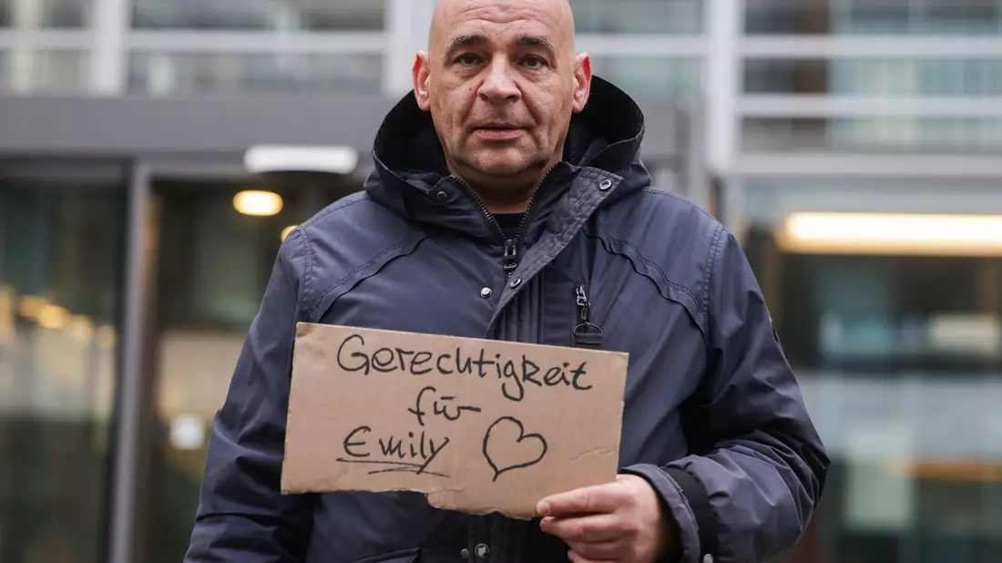 Schülerin stirbt bei Klassenfahrt nach London - Vater klagt auf Schmerzensgeld (Archivbild) - Bild: Oliver Berg/dpa
